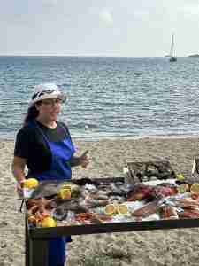 Pescatori della Cooperativa Tortolì con bottarga di muggine appena lavorata