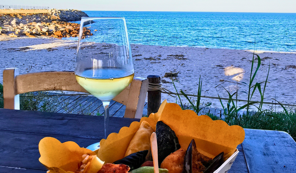Aperitivo al tramonto nello stagno di Tortolì, un’esperienza offerta dalla Cooperativa Pescatori. Cooperativa Pescatori Tortolì 2025