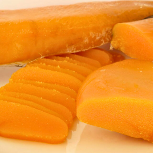 Bottarga più pregiata affettata su tagliere sardo