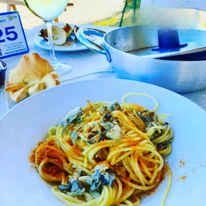 Cliente soddisfatto con spaghetti alla bottarga più pregiata