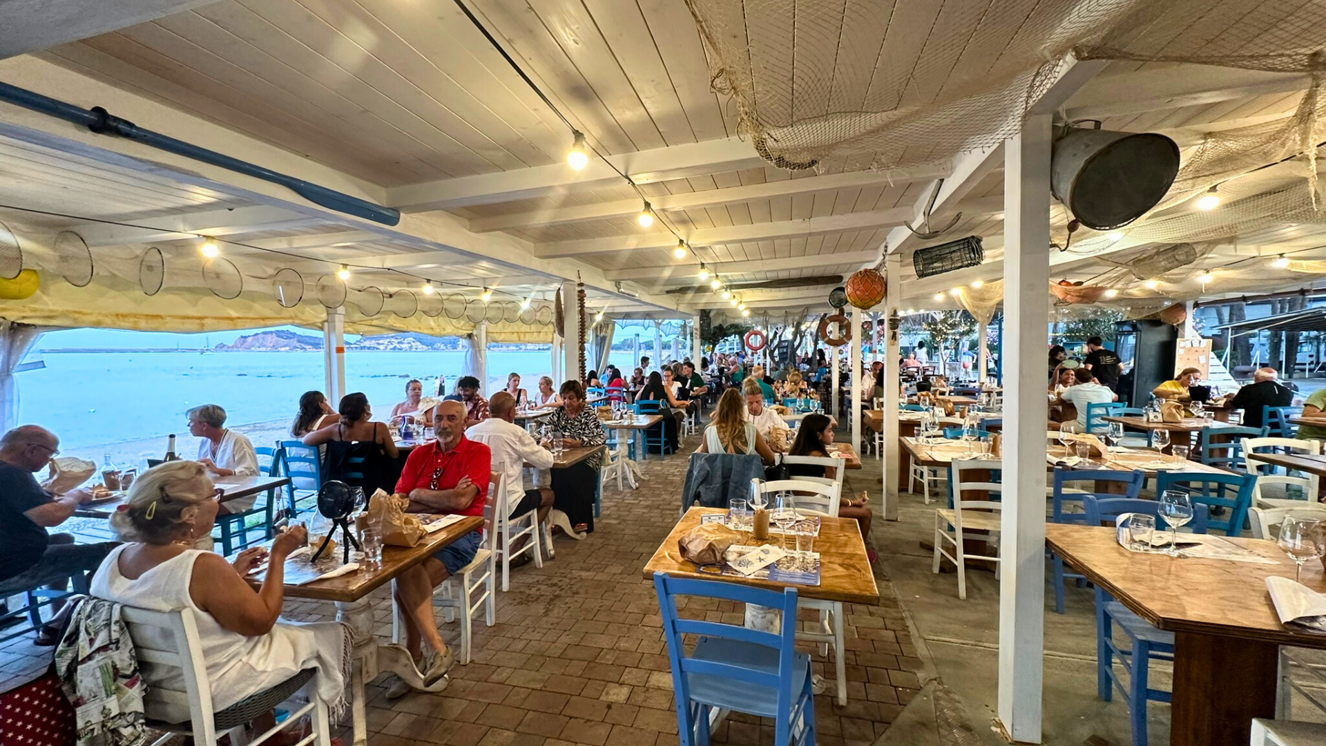 Chiosco di Ponente Oyster Bar della Cooperativa Pescatori Tortolì dove sono nate le ricette Gricia e Amatriciana di Mare con spigola affumicata