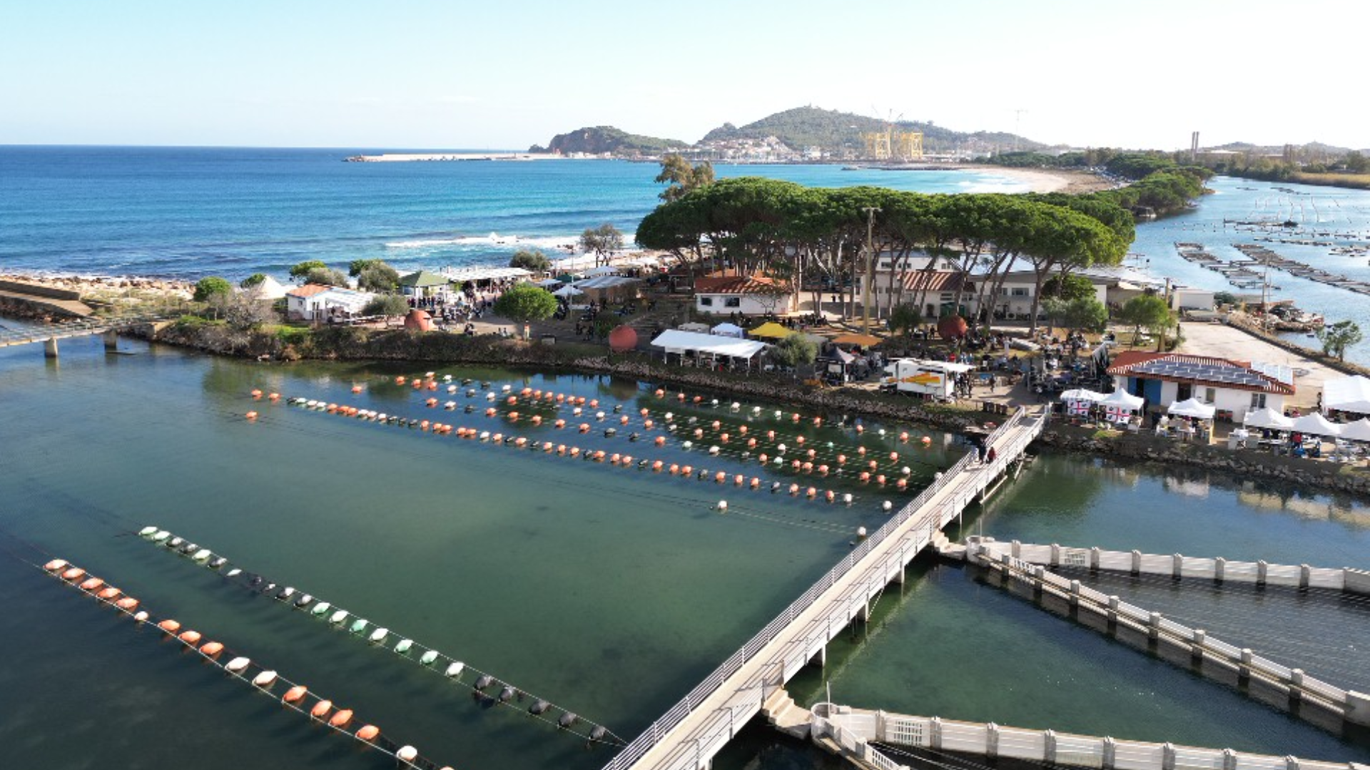 Vista aerea della Cooperativa Pescatori Tortolì nella Laguna di Tortolì con barche da pesca e strutture storiche fondate nel 1944
