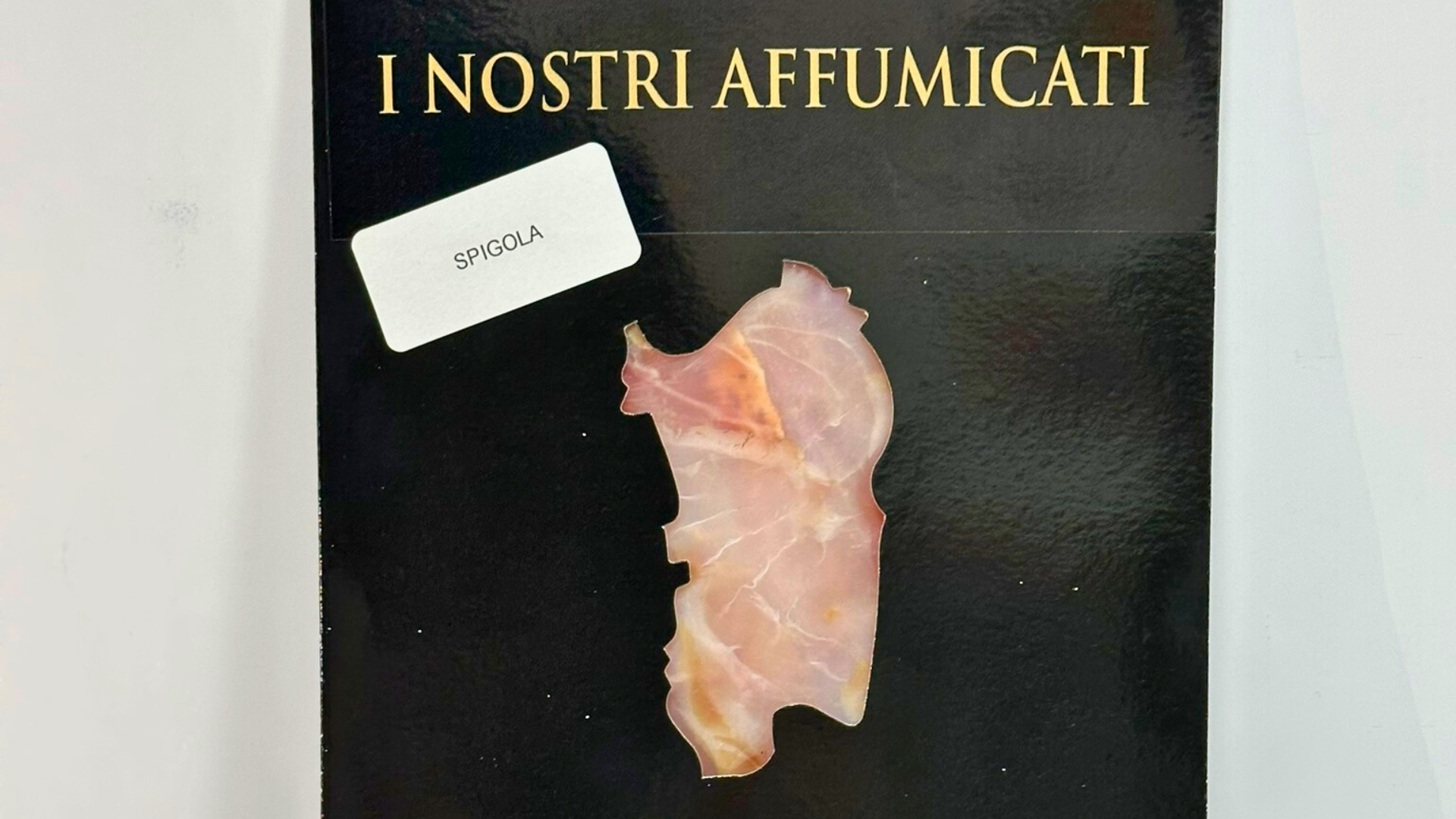 La Spigola Affumicata Artigianale: Dalla Tradizione Marinara alle Tavole Gourmet 8 Confezione "I Nostri Affumicati" spigola affumicata della Cooperativa Pescatori Tortolì lavorata singolarmente a mano con alimenti naturali