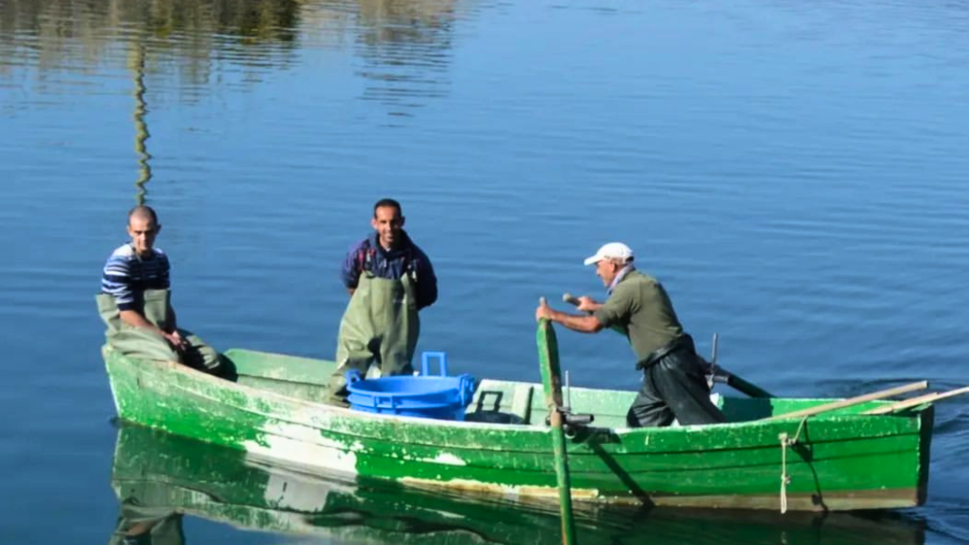 Pescatori della Cooperativa Pescatori Tortolì durante la pesca delle spigole nella Laguna di Tortolì per l'affumicatura artigianale